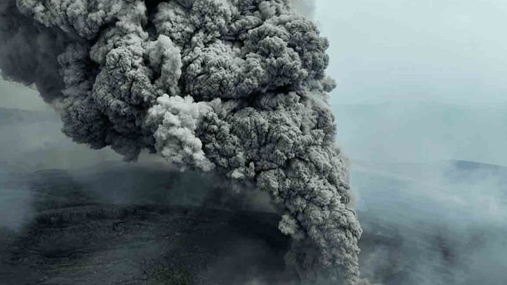 Gunung Anak Krakatau kembali erupsi pada Rabu, 28 Oktober 2026.
