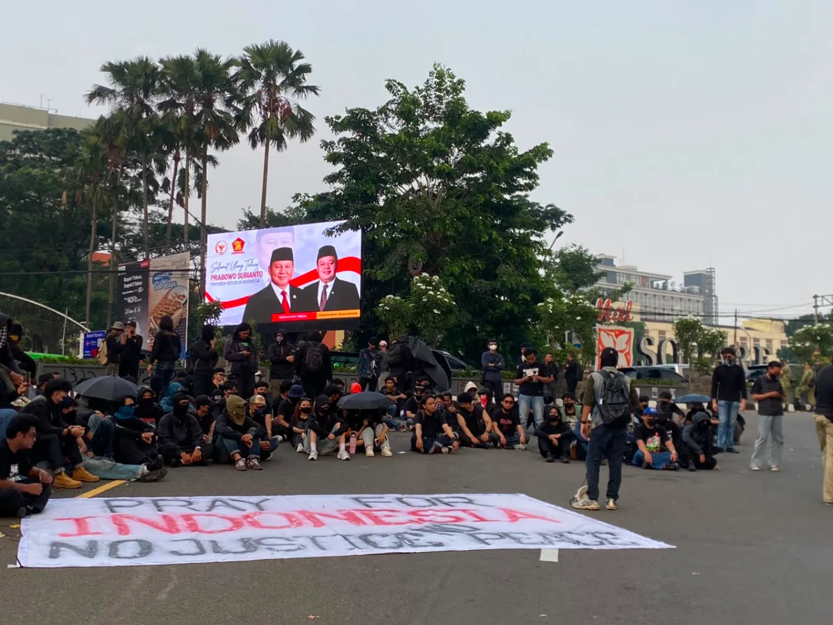 Mahasiswa Bogor melakukan aksi demonstrasi yang berlangsung di kawasan Tugu Kujang, Selasa (20/10/2026), dengan menuntut dua tahun kepemimpinan Prabowo dan Gibran. Foto/Meiga