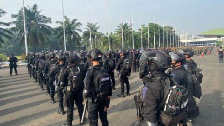 Ratusan Polisi Kawal Buruh dari Tangsel yang Bergerak ke Jakarta Peringati Hari Buruh Internasional
