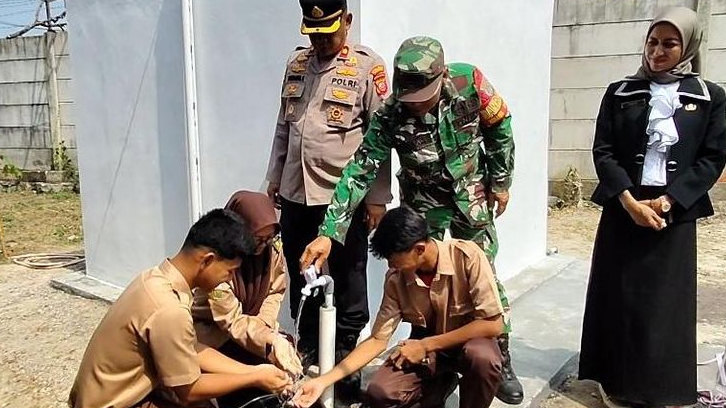 Atasi Krisis Air Bersih, Kodim 0604 Karawang Resmikan Sumur Bor Program KASAD di SMAN 2 Klari