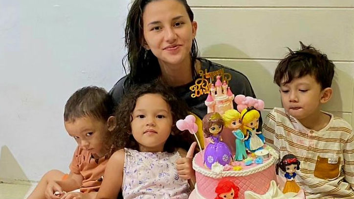 Masih Belum Baikan, Dahlia Poland Rayakan Ultah Putrinya Tanpa Fandy Christian
