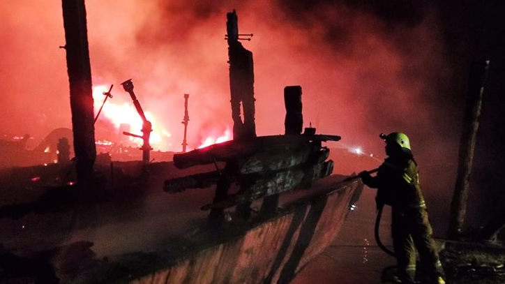 Delapan Kapal Ikan Terbakar di Gabion Gudang Mitra Belawan, Damkar Medan Berhasil Padamkan Api Kamis Pagi
