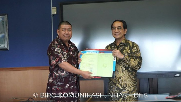 Rektor Serahkan 7 Sertifikat Tanah Perumahan Dosen Unhas Tahap II