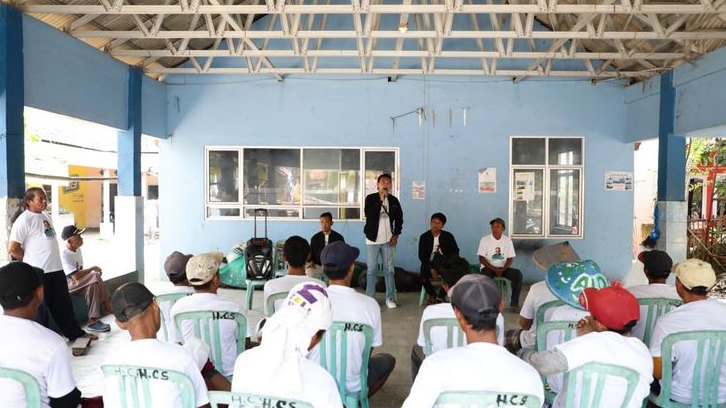 Hadir di Tengah Nelayan Kabupaten Karawang, Relawan Ganjar Tanam Mangrove dan Berikan Bantuan Lampu