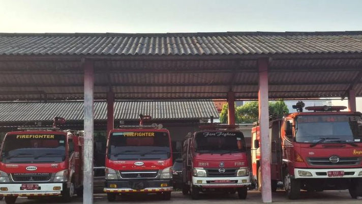DLH dan Damkar Bima Bergerak Cepat Bersihkan Lumpur Pascabanjir