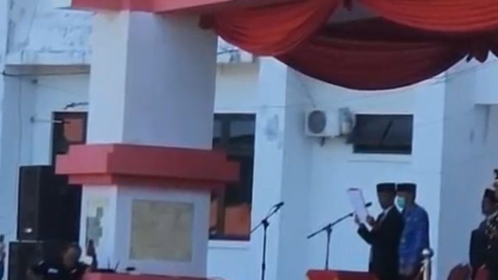 Wakil Ketua DPRD Pasangkayu Gagap Baca UUD 45 di Hari Kesaktian Pancasila, Diajari Seperti Anak SD