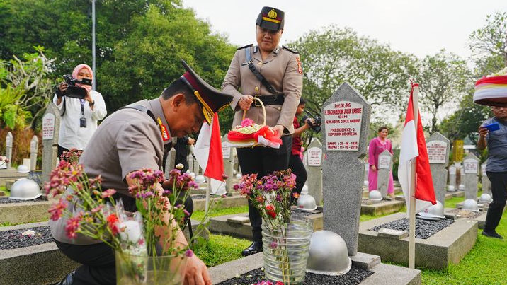 Jelang Hari Bhayangkara, Kapolri Ziarah ke Makam BJ Habibie dan Hoegeng di TMP Kalibata