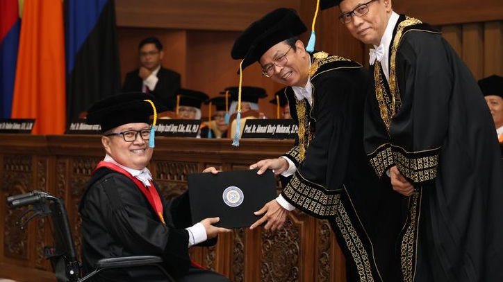 Guru Besar FH UNAIR Soroti Konsep Smart Consumer Protection di Era Digital, Masa Depan Ekonomi Digital Bukan Ditentukan Mesin