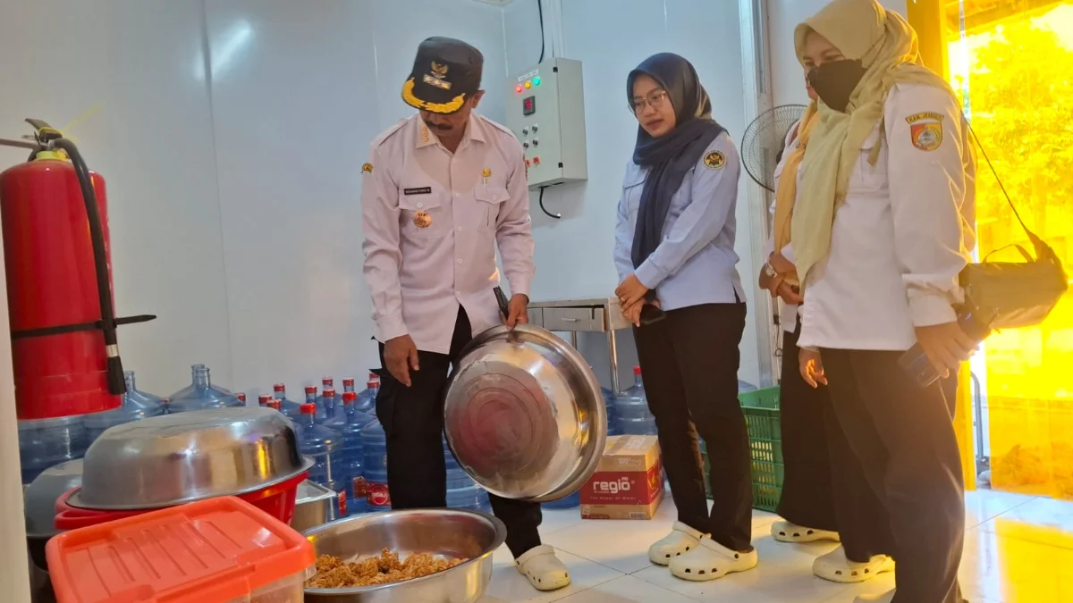 Satgas MBG Kabupaten Jember bersama Satgas MBG Kecamatan Tanggul dan perwakilan 10 organisasi perangkat daerah (OPD) melakukan inspeksi terhadap 10 dapur SPPG yang beroperasi di wilayah Kecamatan Tanggul. (Dok. PPID Jember)