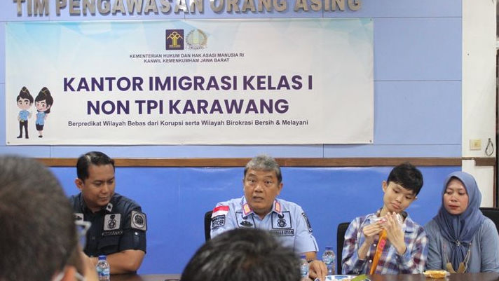 Imigrasi Karawang Pulangkan Warga Taiwan yang Dirawat Mantan TKW