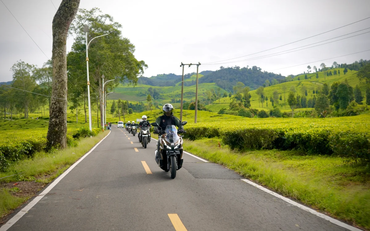 Pahami cara aman menyalip di jalan raya.