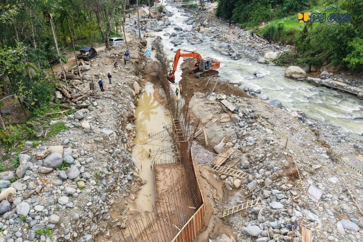 Kementerian PU memperbaiki SPAM terdampak banjir di Padang.