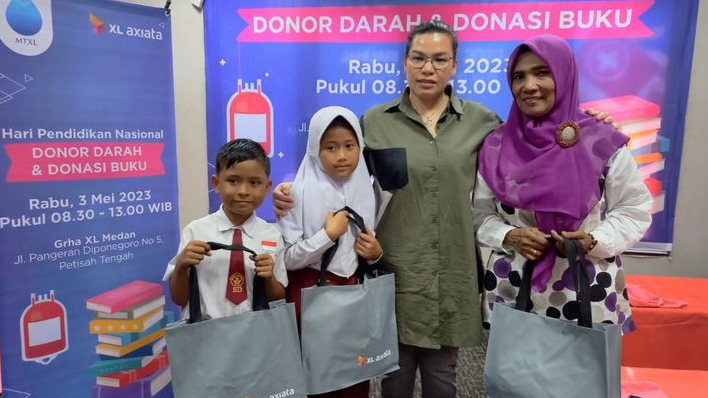 Peringati Hari Pendidikan Nasional , Karyawan XL Axiata Gelar Donor Darah Rutin dan Donasi Buku
