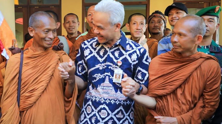 Sapa Biksu Thudong yang Sedang Istirahat di Musala, Ganjar: Cerminan Kebhinekaan Bangsa Indonesia