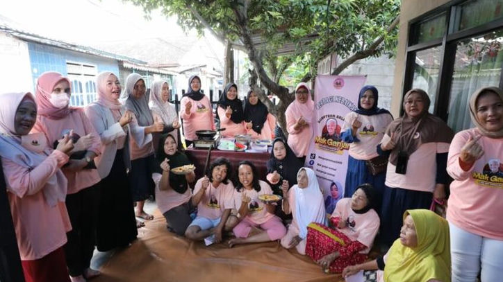 Mak Ganjar Buat Pelatihan Pembuatan Martabak Kentang untuk Ibu-Ibu di Palembang