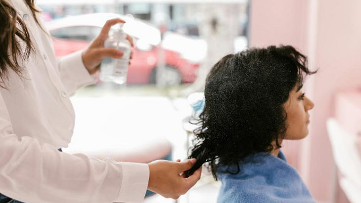 Rambut Keriting Sering Mengembang? Ini Cara Merawatnya agar Tetap Rapi dan Lembut