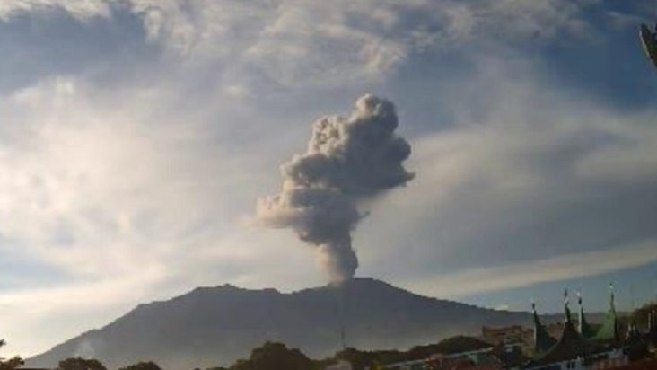 Erupsi Gunung Marapi Guncang Sumatera Barat, Kolom Abu Capai 1.600 Meter, Kota Bukittinggi, Padang Panjang, dan Tanah Datar Diminta Siaga