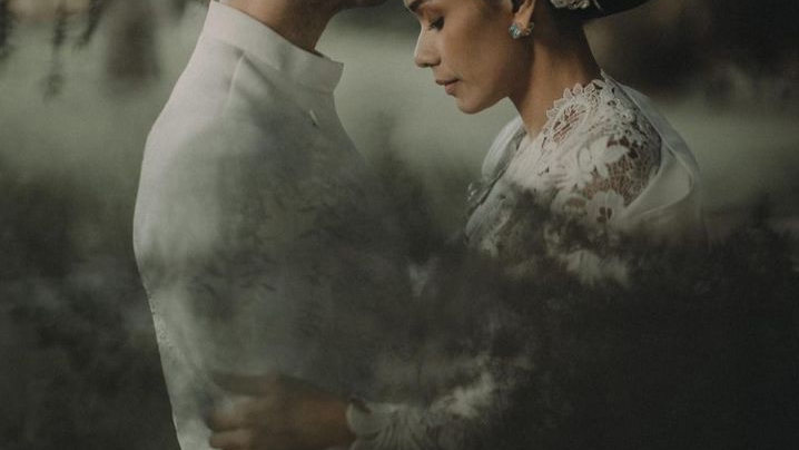 Mengejutkan! Diam-diam Menikah, Adinia Wirasti Berbagi Foto Bareng Suami