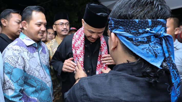 Diberi Golok Ciomas, Ganjar Didapuk Jadi Dewan Kehormatan Paguyuban Seni Budaya di Banten