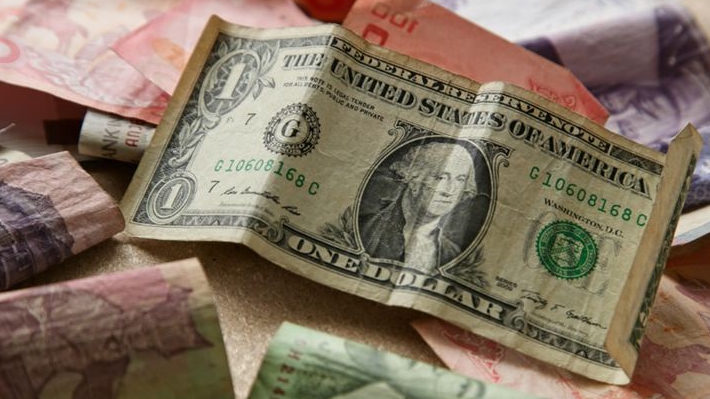 Rupiah Melemah Rp17.653 per Dolar AS, Ini Komentar Singkat Gubernur BI Usai Rapat dengan Presiden