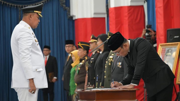 Gubernur Ridwan Kamil Lantik Tri Adhianto sebagai Wali Kota Definitif Bekasi