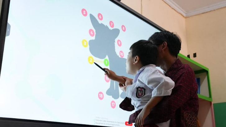 Belajar Menyenangkan dengan Interactive Flat Panel: Teknologi yang Buka Dunia Baru bagi Anak SLB