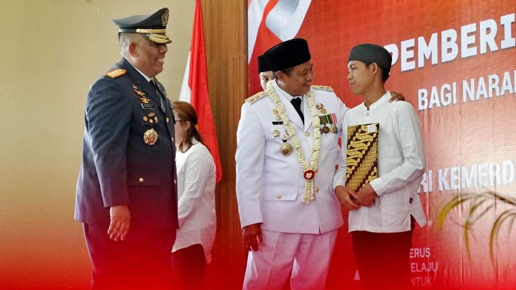 Uu Ruzhanul Serahkan Surat Keputusan Remisi kepada 17.016 Binaan Lapas di Jabar