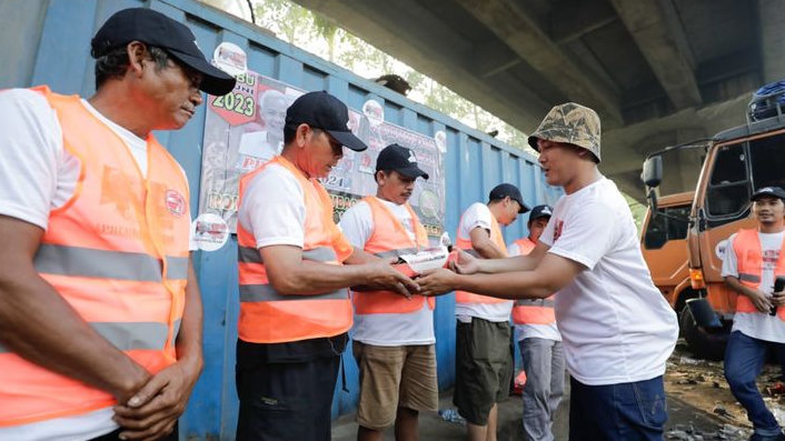 Jalin Silaturahmi ke Sopir Truk di Jakarta Utara, Sukarelawan Ganjar Bantu Peralatan Bengkel