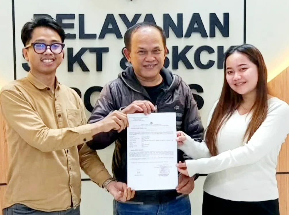 Mahpud bersama Winda, relawan yang namanya ikut terseret dalam polemik tersebut, melaporkan tiga orang yang disebut sebagai oknum wartawan ke Polres Bogor. (POJOKSATU.id)