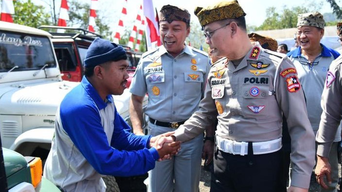 Sejumlah Daerah Mulai Alami Kekeringan, Korlantas Polri Berikan Bantuan Sembako dan Air Bersih