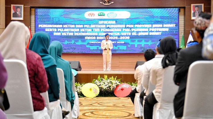 Gubernur Dedi Mulyadi Kukuhkan TP PKK, Dorong Pendidikan dan Kesehatan untuk Keluarga Miskin