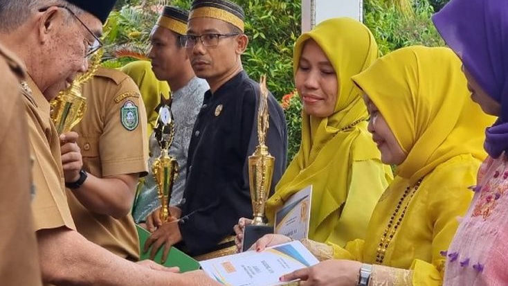 Pemkot Parepare Berikan Penghargaan Murid dan Guru Berprestasi