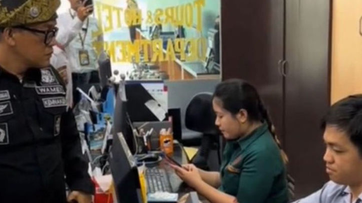 Viral Video Wamen Tenaga Kerja Dicueki Perusahaan Penahan Ijazah di Pekanbaru, Saya Wakil Menteri Mas