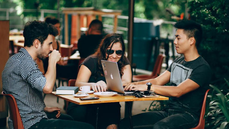Kerja di Startup atau Corporate? Ini Perbedaan dan Kelebihannya yang Perlu Kamu Tahu!