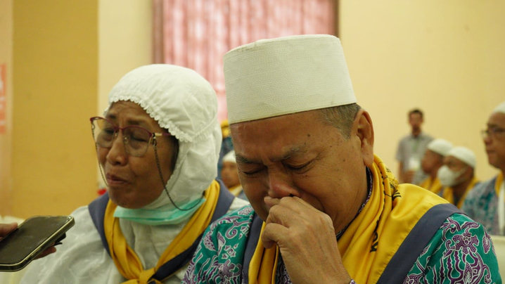 Seorang Jemaah Calhaj Tuna Netra Asal Tebing Tinggi Berangkat Ke Tanah Suci Bersama Istri