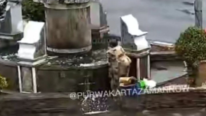 Viral Ibu-ibu Nyuci Di Perempatan Lampu Merah Sadang, Digenangan Air Mancur Tugu Kendi