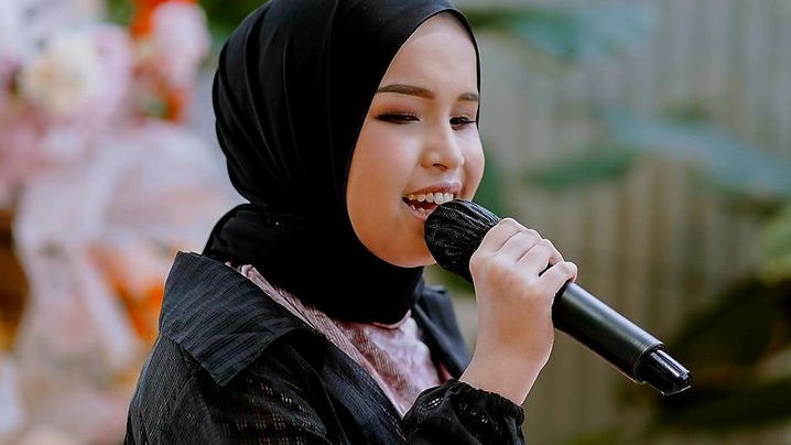 Profil Putri Ariani Peraih Golden Buzzer dari Simon Cowell di America's Got Talent 2023