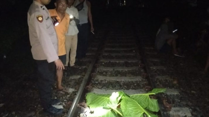 Tengah Santai Duduk di Rel, Dua Pelajar di Labura Tewas Ditabrak Kereta Api