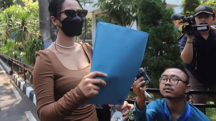 Siskaeee Penuhi Panggilan Pemeriksaan Film Asusila, Ada Something Blue di Tangannya lalu Bilang 'Sorry'