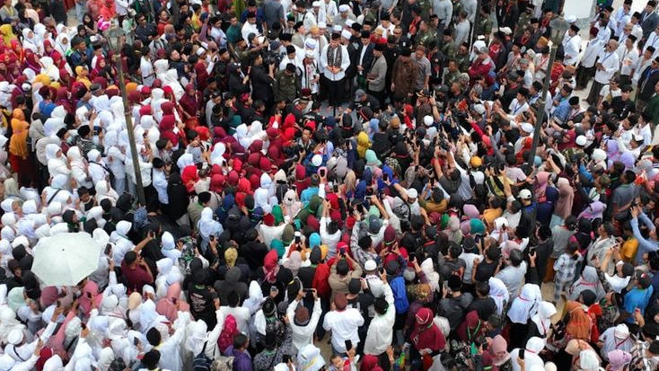 Ziarah Qubro di Masjid Agung Banten, Ganjar Disambut Ribuan Kiai Sepuh hingga Santri