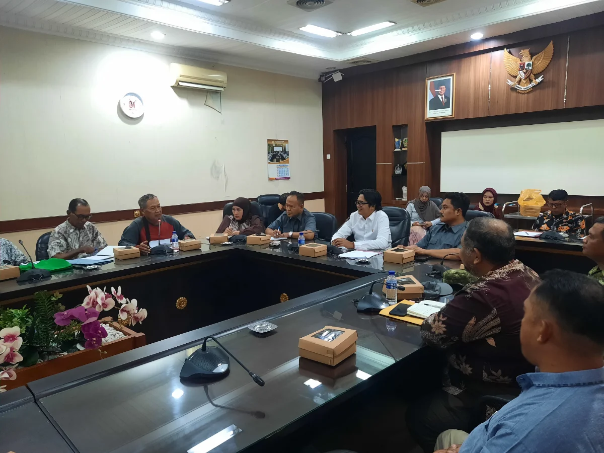 Potret Rapat Dengar Pendapat (RDP) di Komisi B DPRD Jember bersama Kelompok Tani Maju Makmur. (Dok. Pojoksatu.id/David Tomi Anggara)