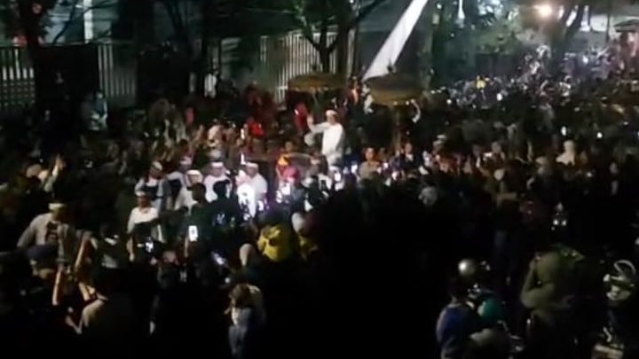 Ribuan Warga Tumpah Ruah Saksikan Kirab 'Mahkota Ajeg Ki Sunda' di Bandung