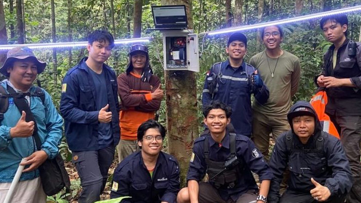 Tim STEI ITB Pasang Panel Penerangan Jalur Hutan Rotan di Sijunjung, Bantu Aktivitas Petani