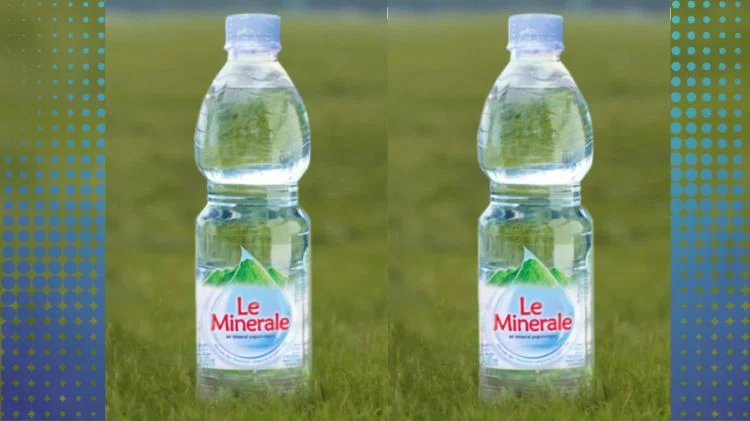 Logo Le Minerale pada water barrier di sekitar lokasi deklarasi Sumpah Pemuda di Bundaran HI.