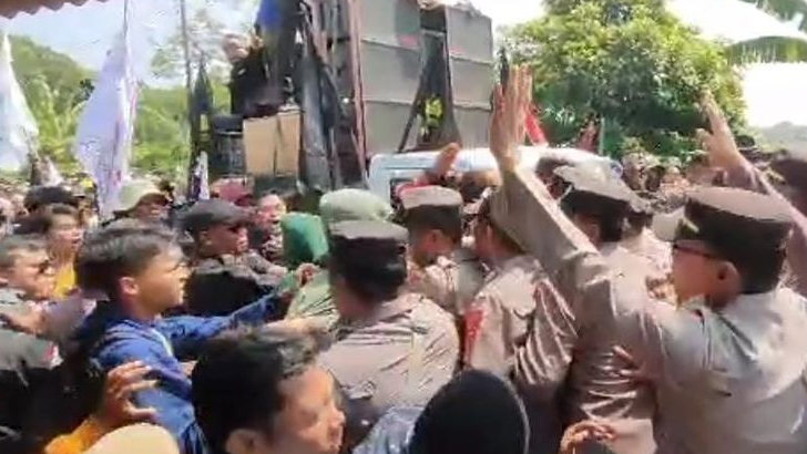 Makin Panas, Massa Forum Solidaritas Merangsek Masuk ke Ponpes Al-Zaytun, Barikade Polisi Nyaris Jebol