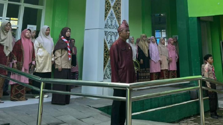 Khidmat dan Penuh Semangat, MTsN 1 Kota Padang Gelar Upacara Hardiknas 2026