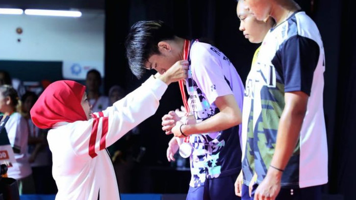Gubernur Khofifah Puji Perjuangan 2 Sosok Pemain Ini, Sukses di Indonesia Masters Super 100 di Jatim