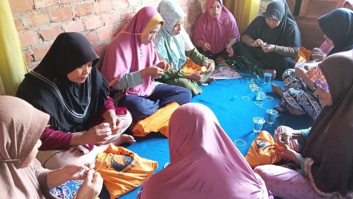 Mak Ganjar Jambi Ajarkan Ibu-Ibu Membuat Tempat Permen dari Sampah Plastik