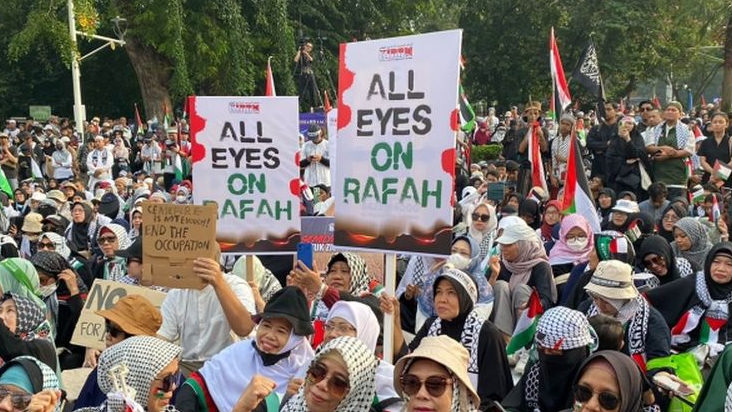 Diiringin Lantunan Shalawat, Ribuan Demonstran Turun ke Jalan Aksi All Eyes on Rafah di Depan Kedubes AS