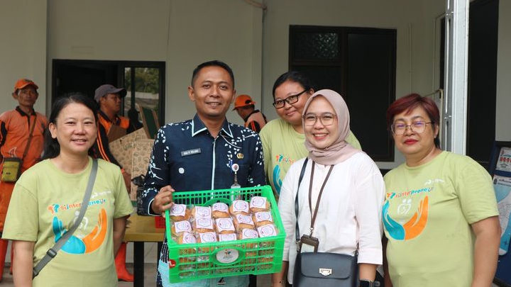 Hangatnya Kepedulian! Pertamina Regional JBB dan Gereja St Yohanes Bersatu di Hari Pangan Sedunia, Bagi-Bagi Roti Ubi di Puskesmas Sunter